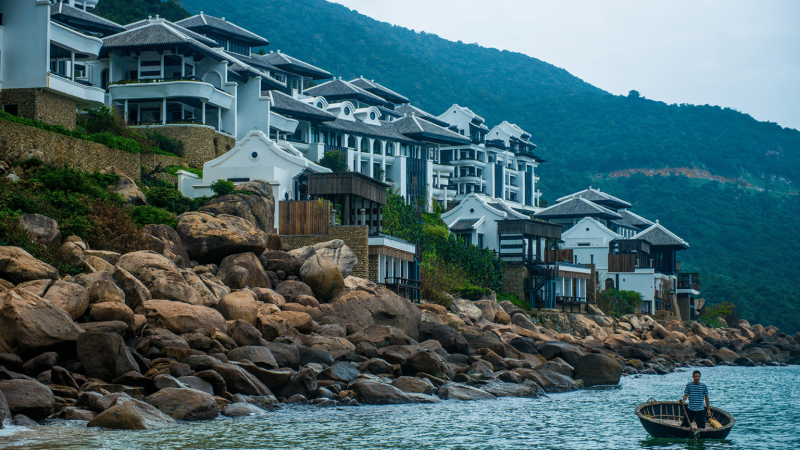 intercontinental-da-nang-sun-peninsula-resort-duoc-vinh-danh-la-khach-san-nam-sao-hang-dau-viet-nam-1536x1025